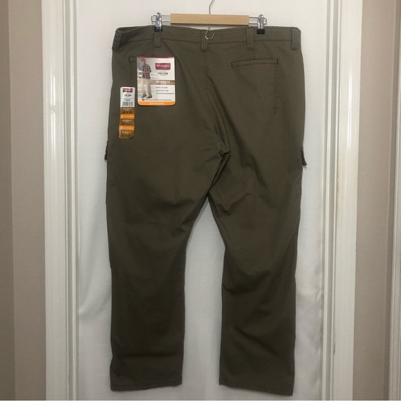 WRANGLER® Men’s 5 STAR Premium Relaxed Fit Flex Cargo Pant In Barley 42 X 30 - Picture 9 of 16